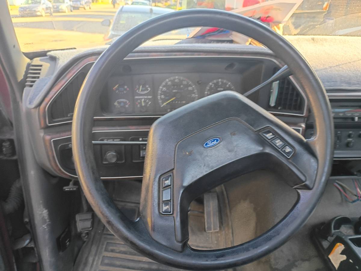 Ford-utility-1990-red-19