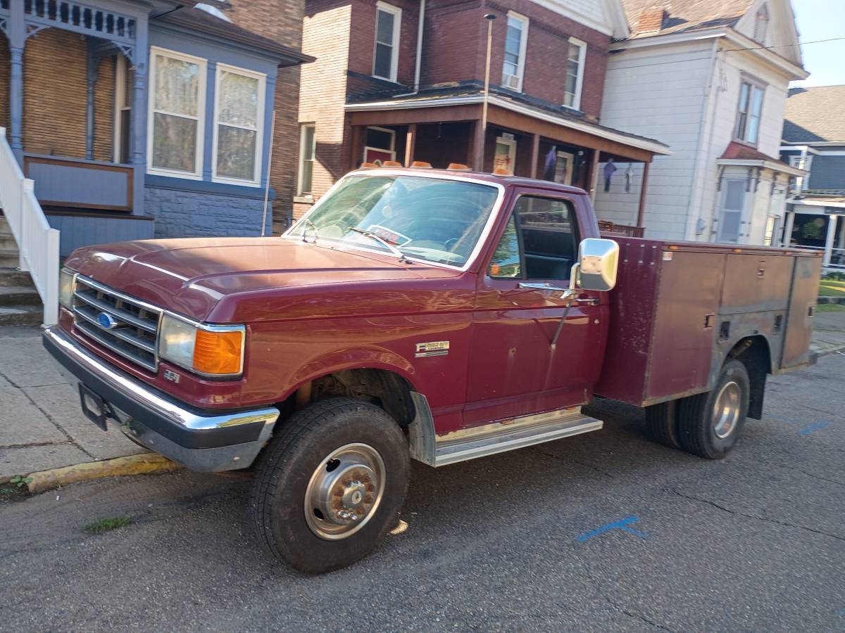 Ford-utility-1990-red