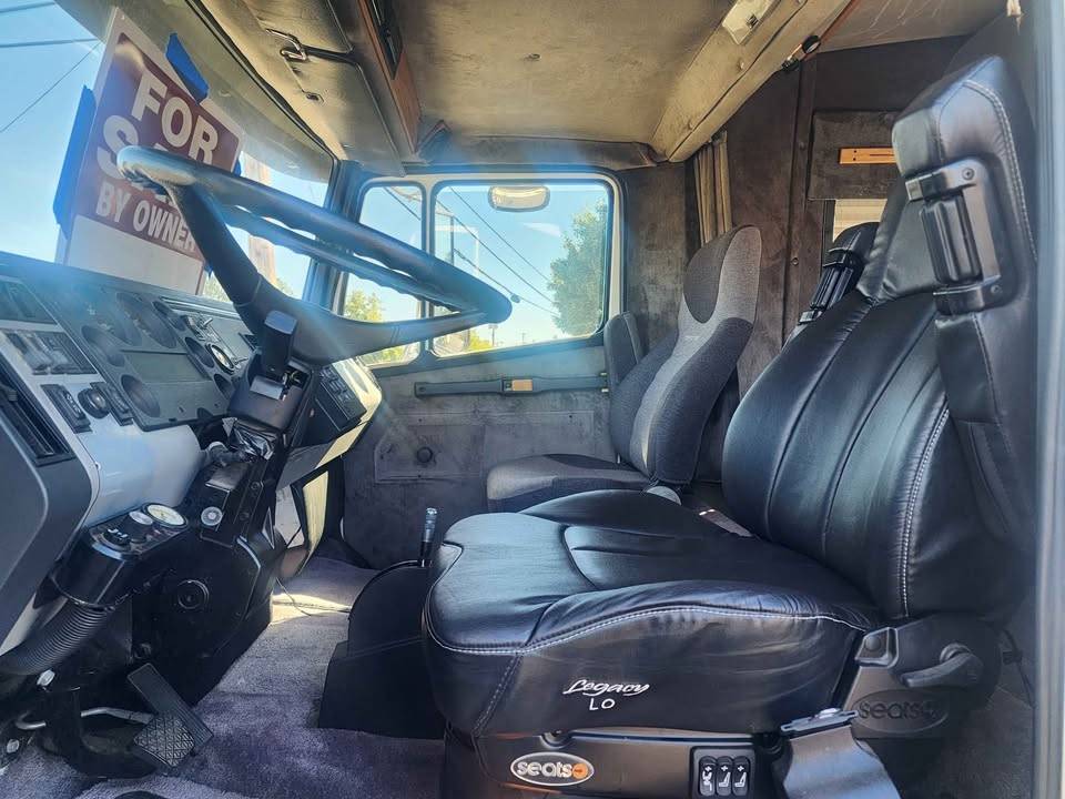 Freightliner-cascadia-125quot-sleeper-cab-diesel-1994-custom-6