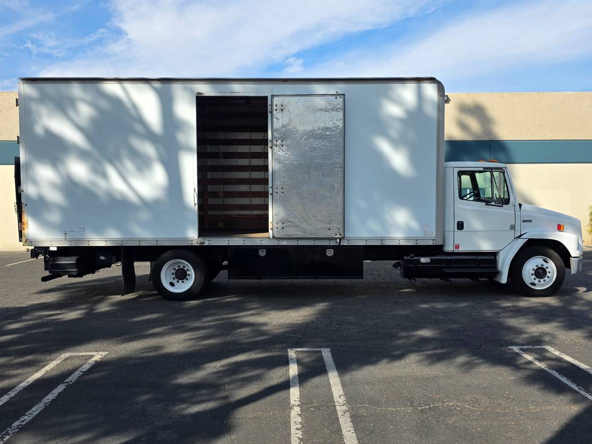 Freightliner-fl60-diesel-1992-white-8