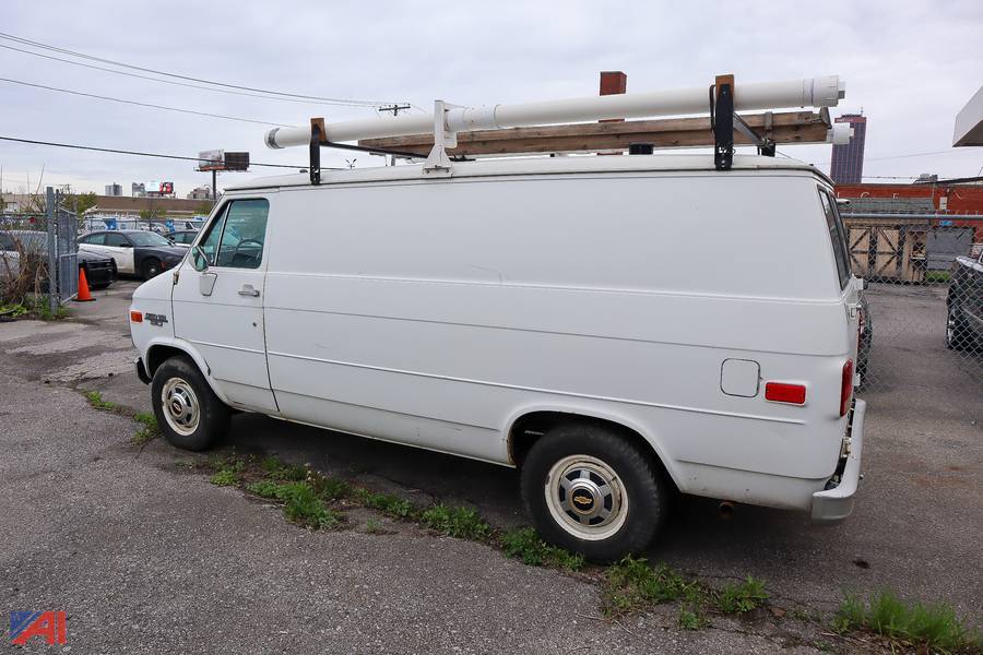 G30-chevy-van-1991-white-1