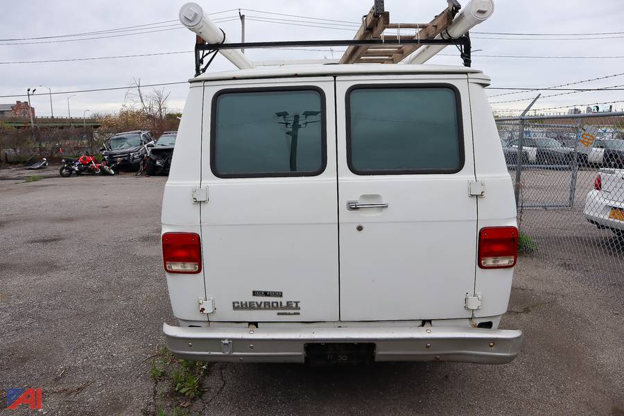 G30-chevy-van-1991-white-2