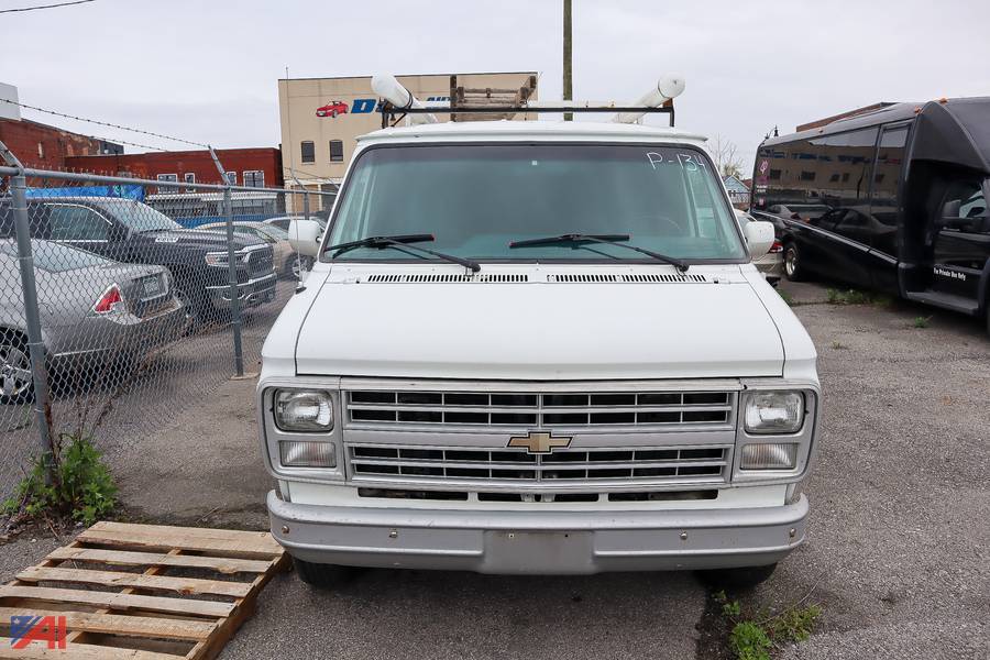 G30-chevy-van-1991-white-3
