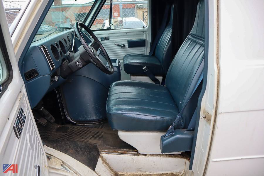 G30-chevy-van-1991-white-4
