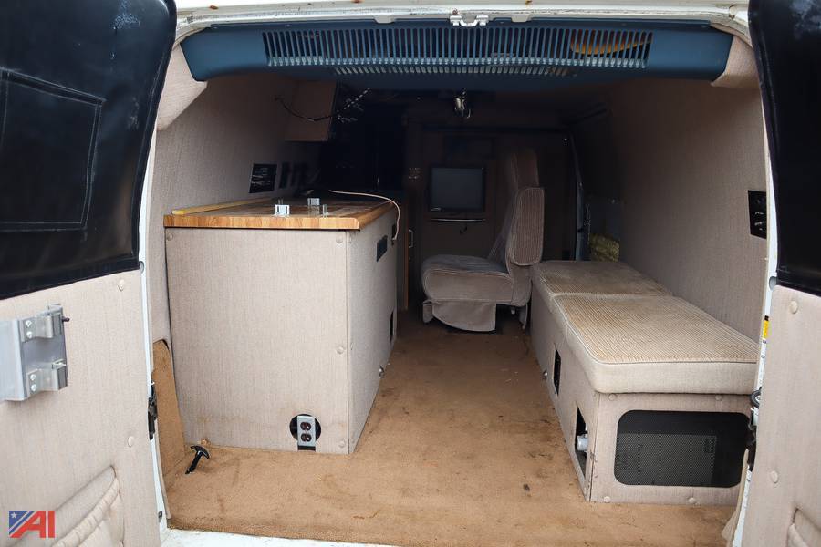 G30-chevy-van-1991-white-5