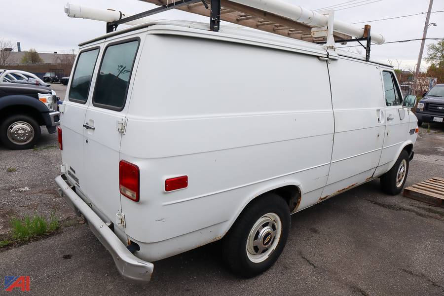 G30-chevy-van-1991-white-8