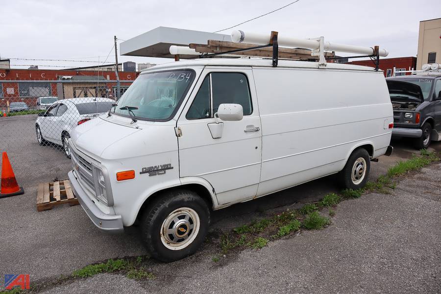 G30-chevy-van-1991-white