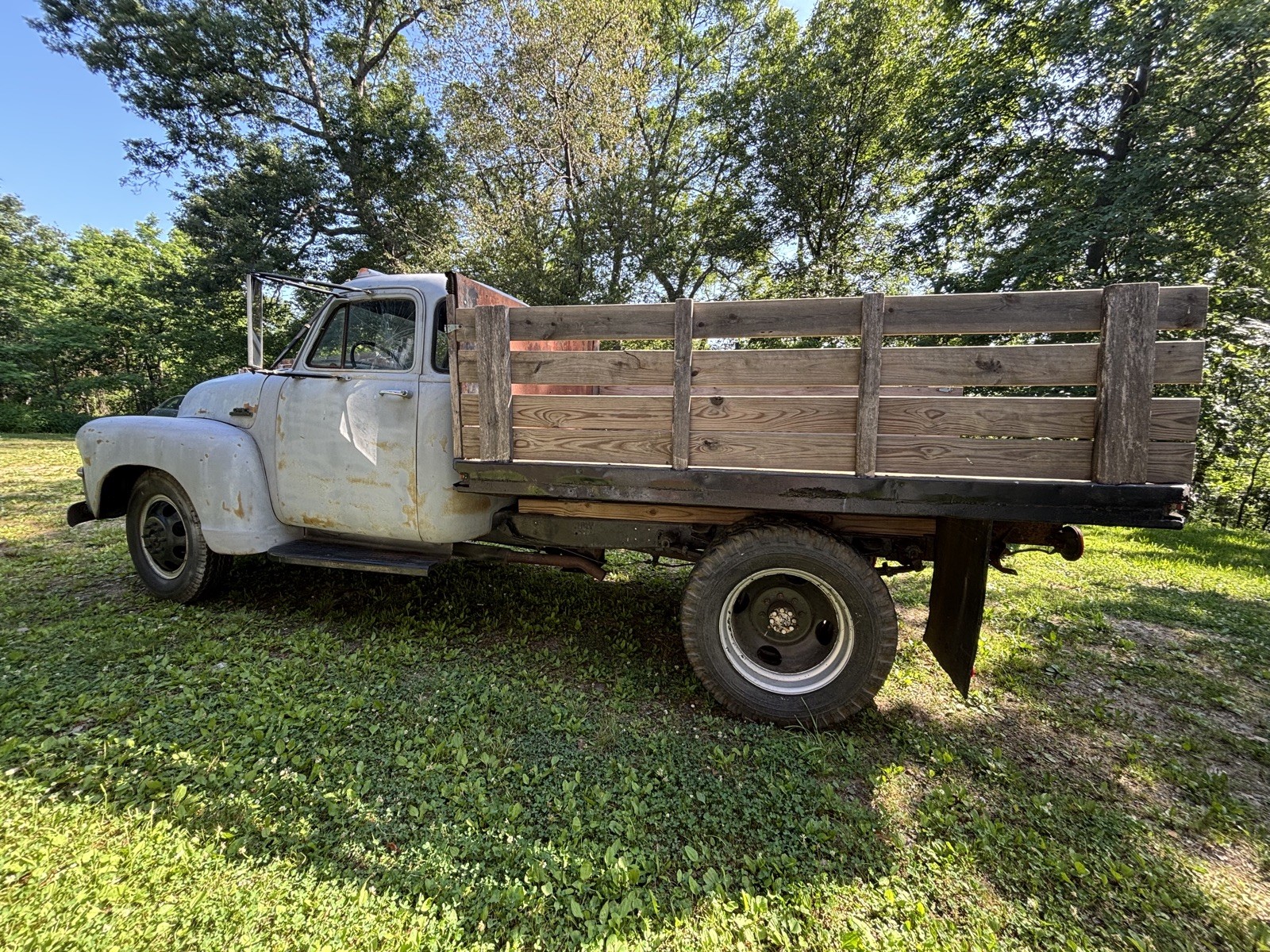GMC-250-1954-Flatbed-with-hoist-1