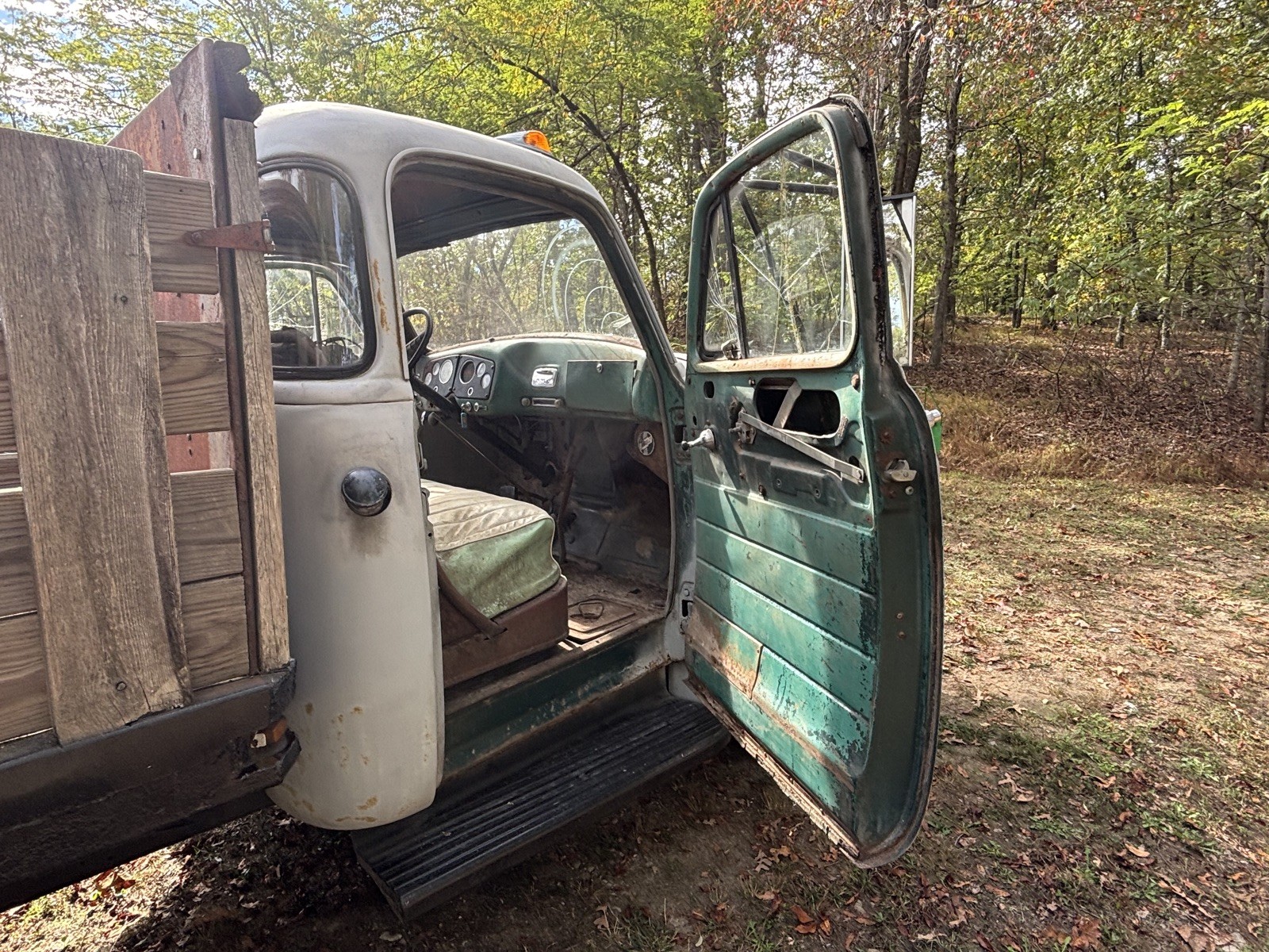 GMC-250-1954-Flatbed-with-hoist-10