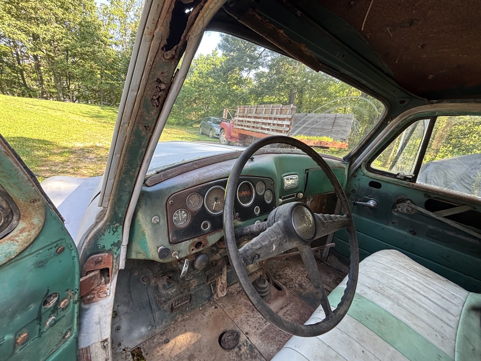 GMC-250-1954-Flatbed-with-hoist-2