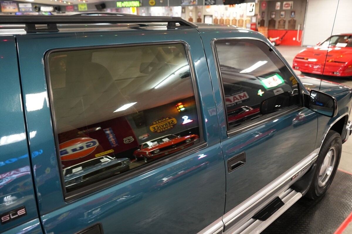 GMC-Suburban-1500-4x4-1993-SUV-35