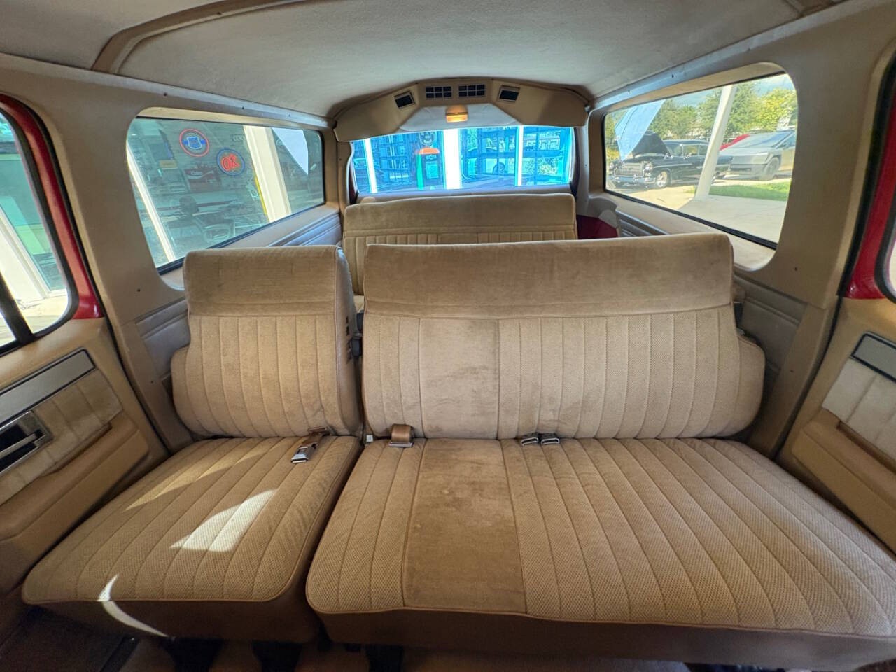 GMC-Suburban-1986-SUV-23