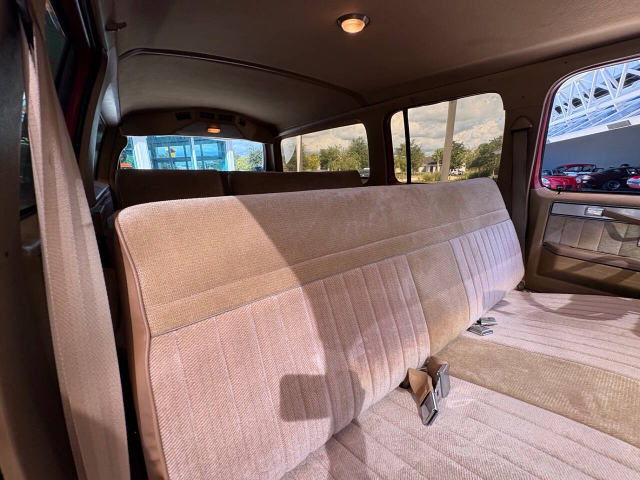 GMC-Suburban-1986-SUV-32