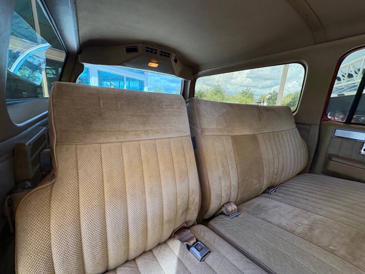 GMC-Suburban-1986-SUV-35