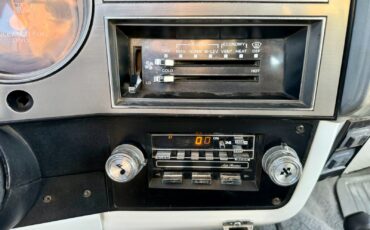 GMC-Suburban-1987-SUV-26