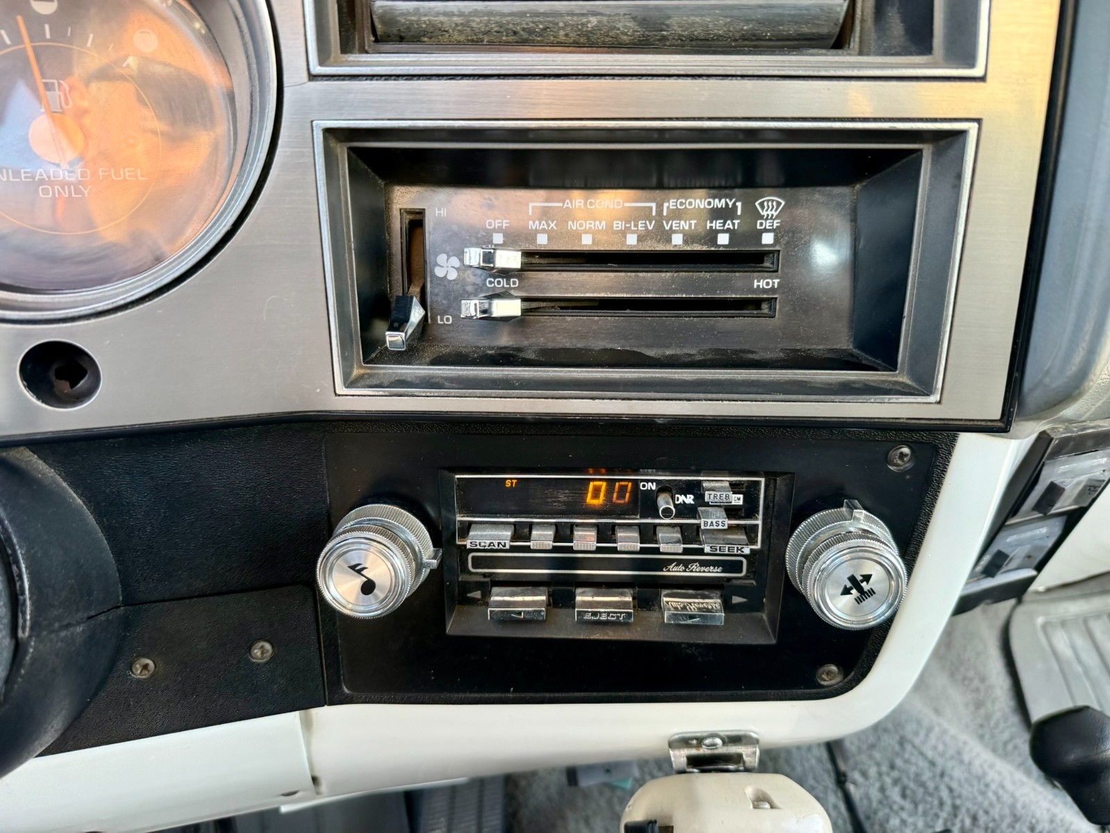 GMC-Suburban-1987-SUV-26