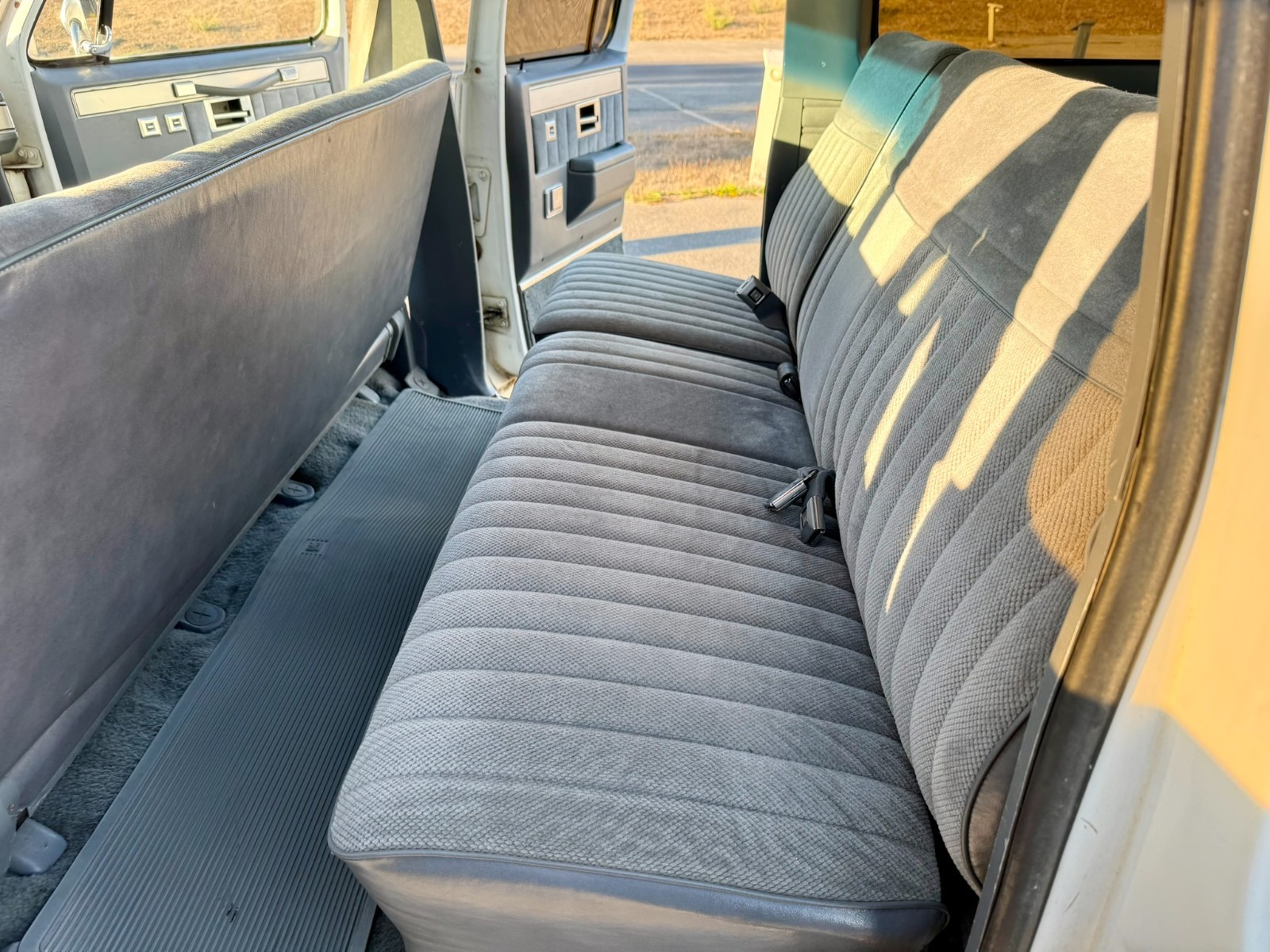 GMC-Suburban-1987-SUV-33