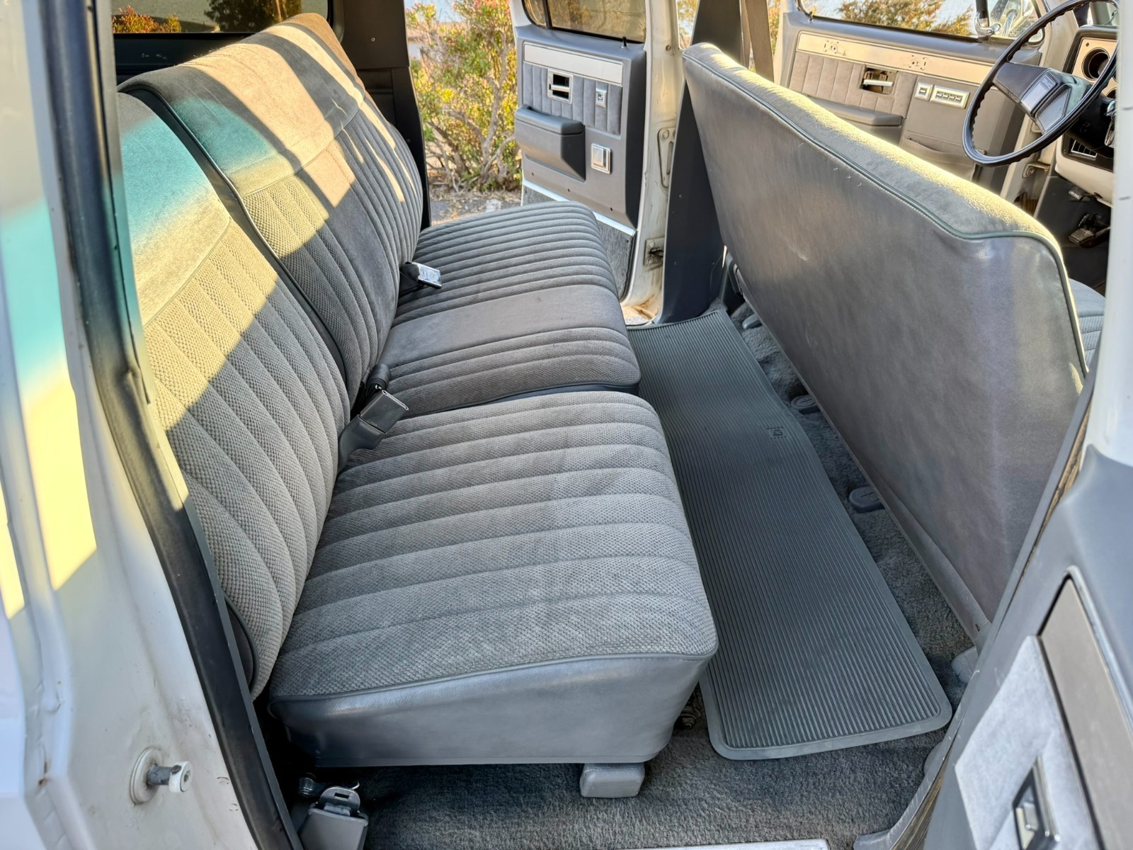 GMC-Suburban-1987-SUV-35