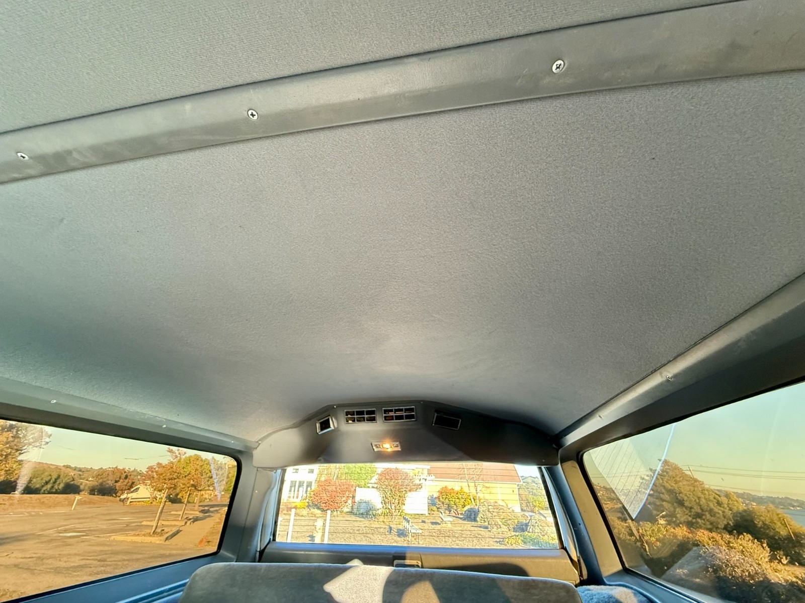 GMC-Suburban-1987-SUV-36