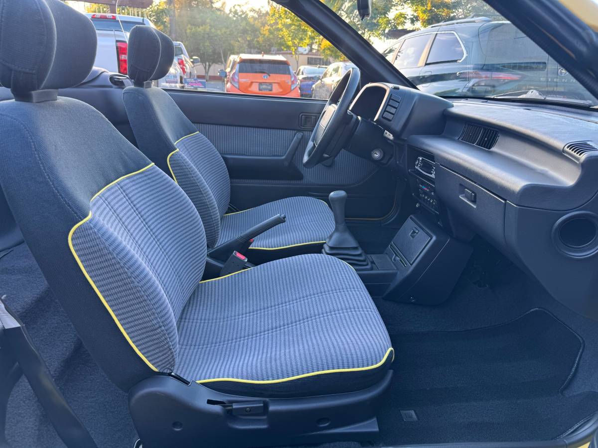 Geo-metro-convertible-1991-yellow-18