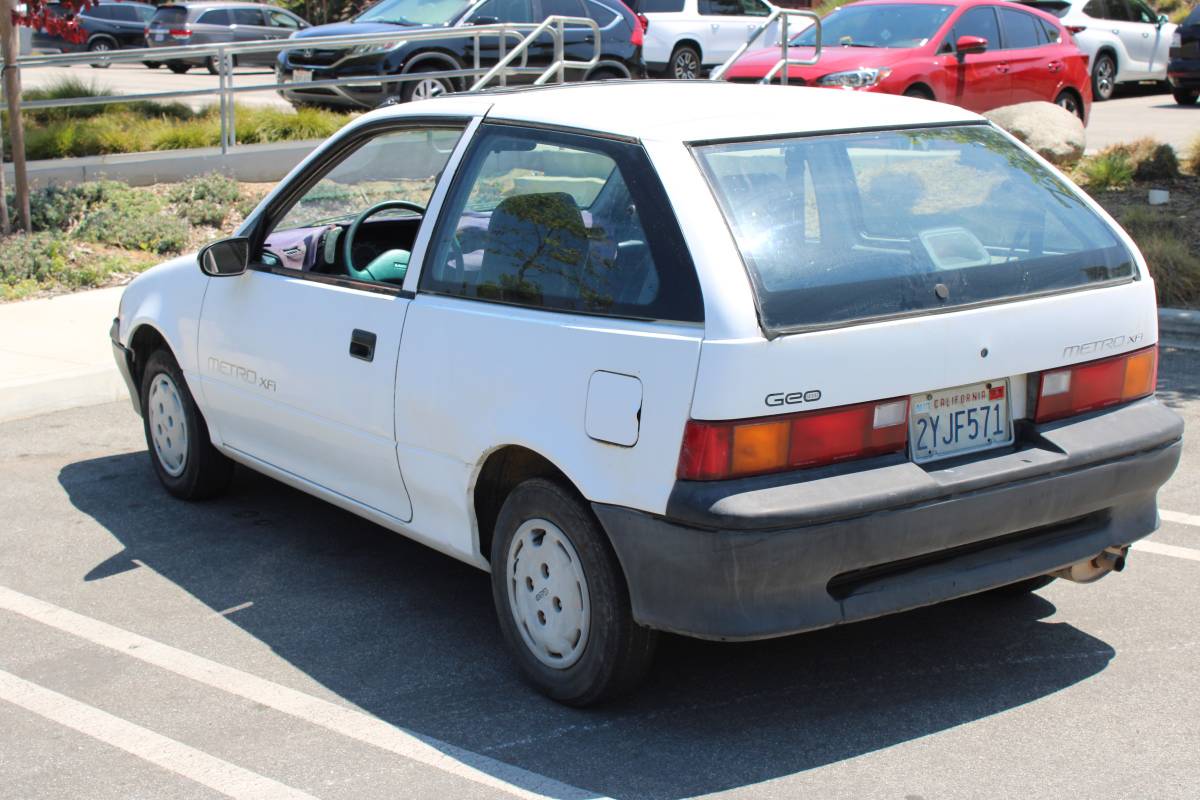Geo-metro-xfi-1991-white-2