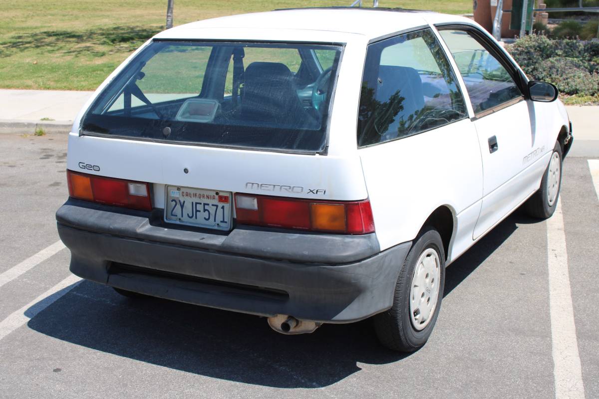 Geo-metro-xfi-1991-white-3