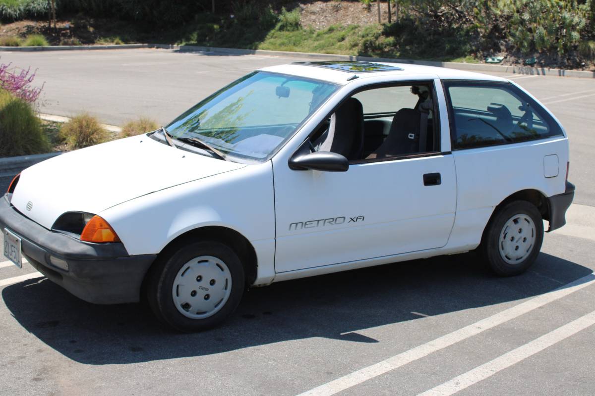 Geo-metro-xfi-1991-white