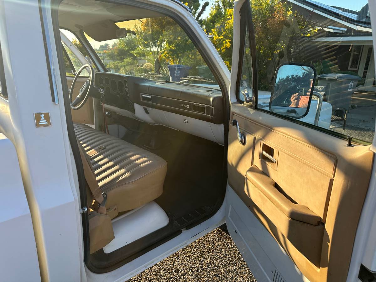 Gmc-c2500-1984-white-9