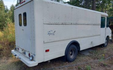 Gmc-p30-step-van-1974-white-1