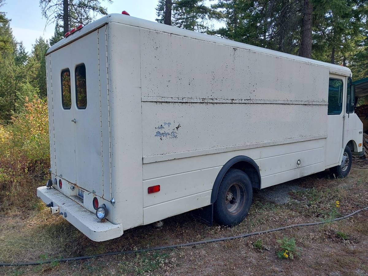 Gmc-p30-step-van-1974-white-1