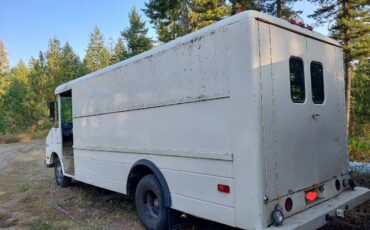 Gmc-p30-step-van-1974-white-5