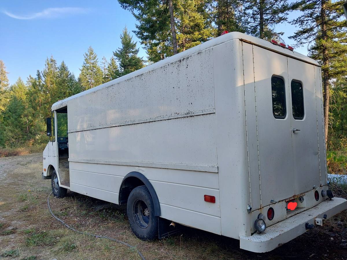 Gmc-p30-step-van-1974-white-5