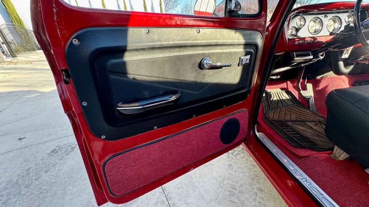 Gmc-pickup-resto-mod-1964-red-9