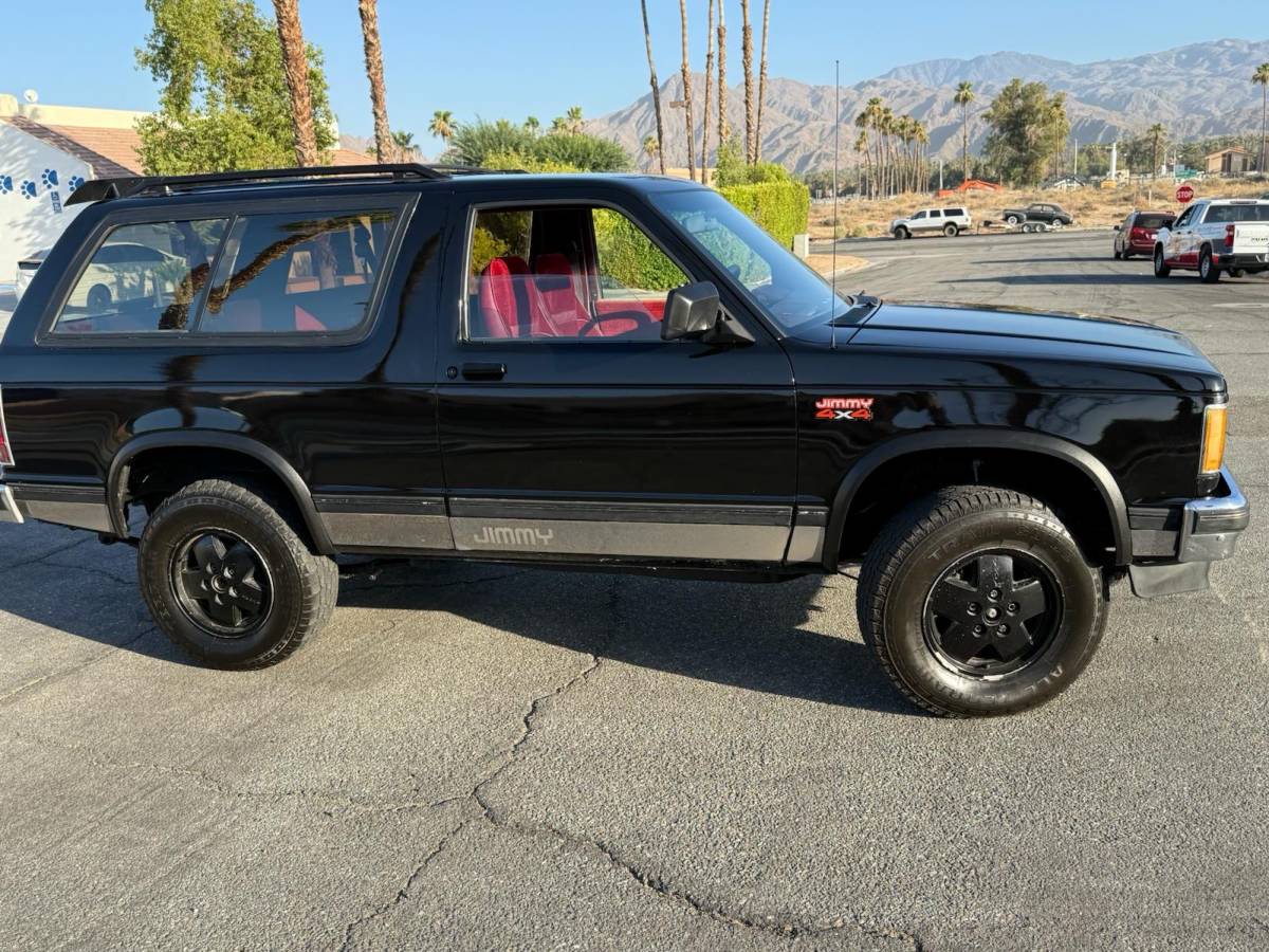 Gmc-s15-utility-12-ton-nominal-jimmy-1990-black-1