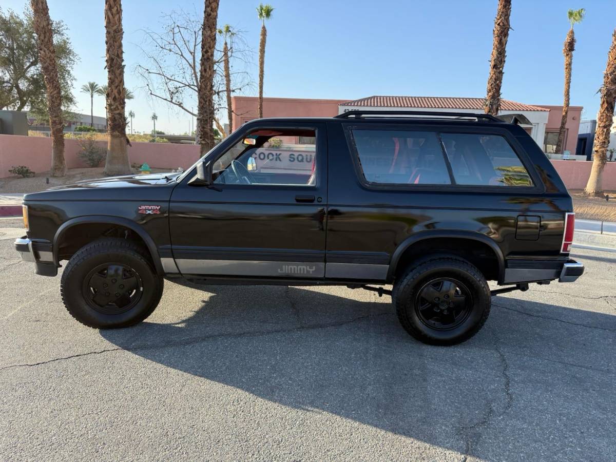 Gmc-s15-utility-12-ton-nominal-jimmy-1990-black-4