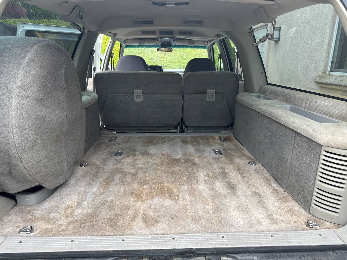 Gmc-suburban-1500-1994-white-10