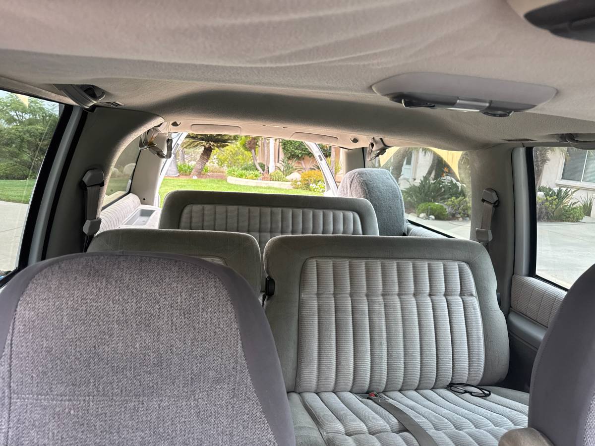Gmc-suburban-1500-1994-white-12