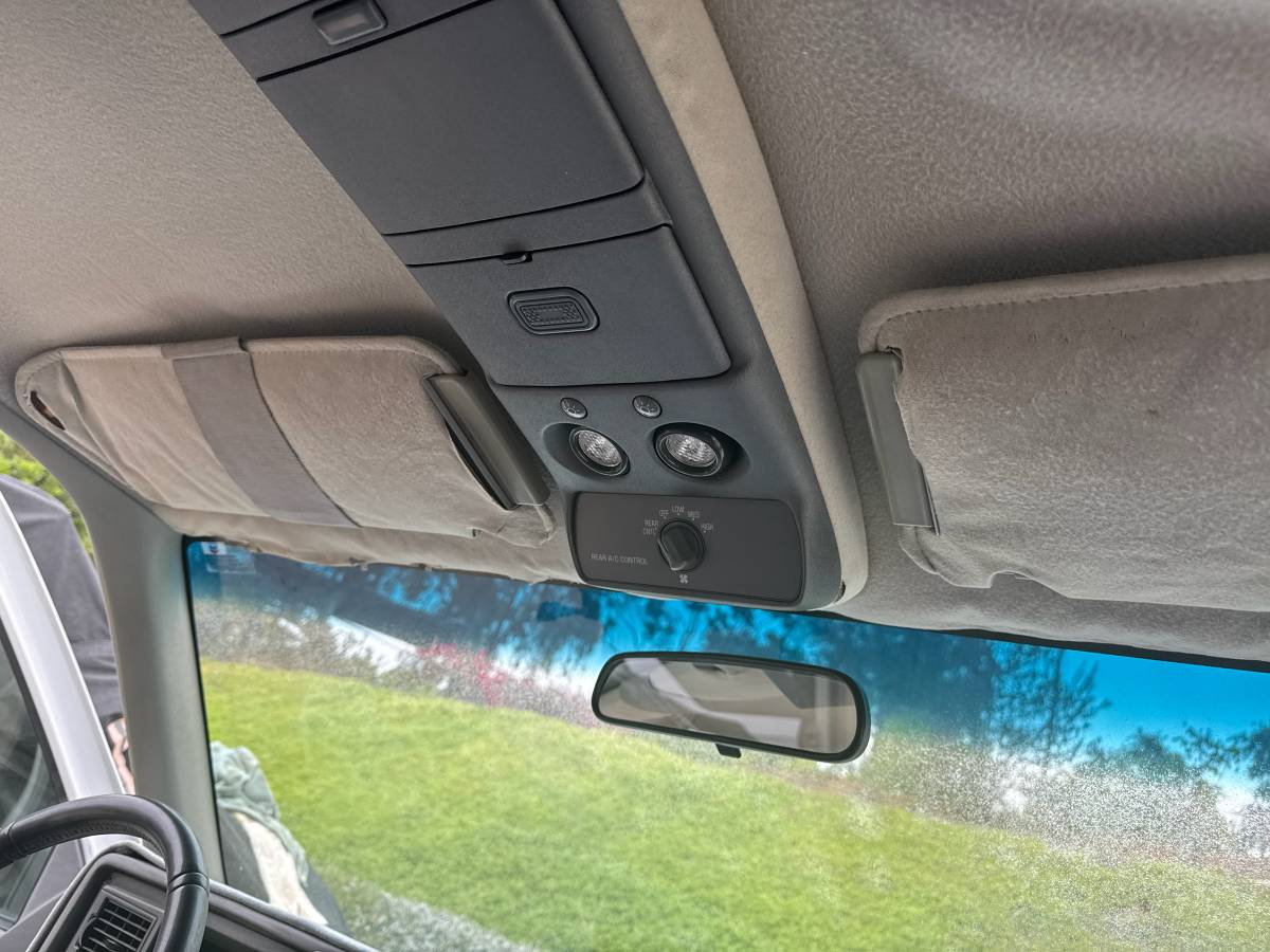 Gmc-suburban-1500-1994-white-13