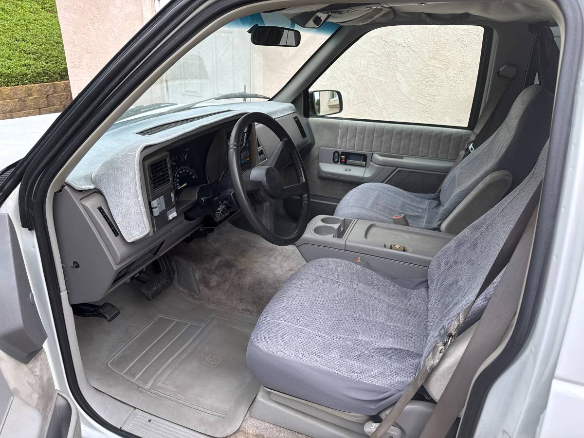 Gmc-suburban-1500-1994-white-6