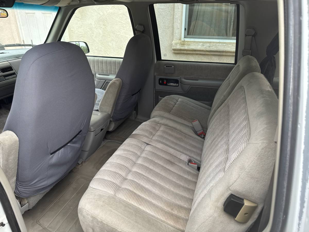 Gmc-suburban-1500-1994-white-7