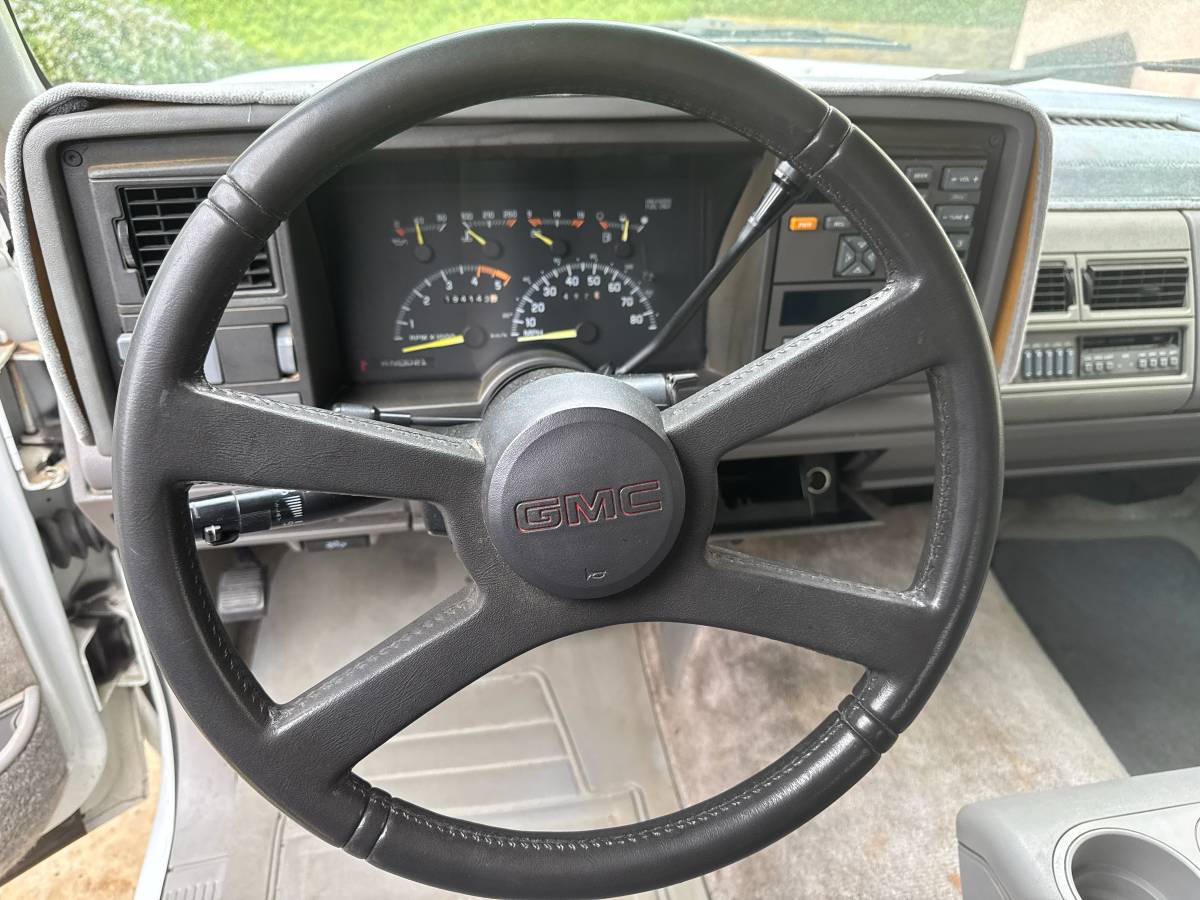 Gmc-suburban-1500-1994-white-7