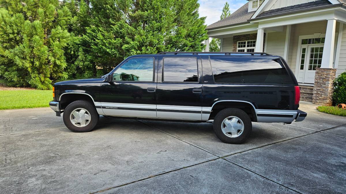 Gmc-suburban-1500-1996-black-1