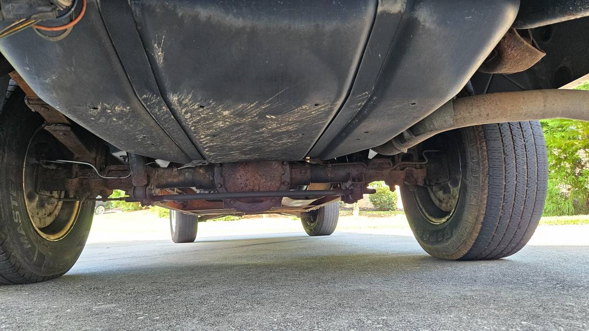 Gmc-suburban-1500-1996-black-11