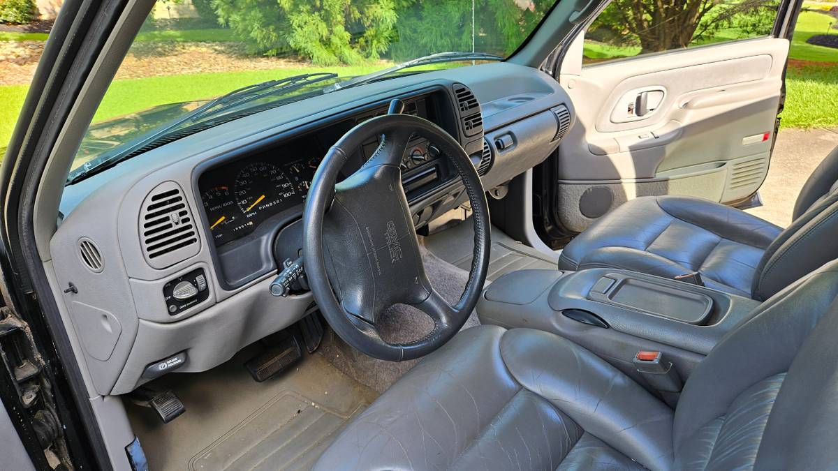 Gmc-suburban-1500-1996-black-13