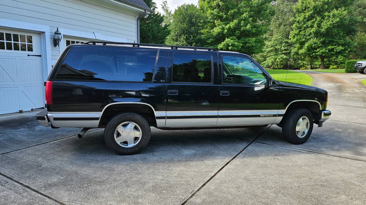 Gmc-suburban-1500-1996-black-4