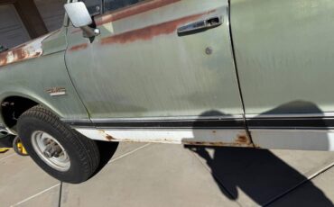 Gmc-suburban-1972-green-9