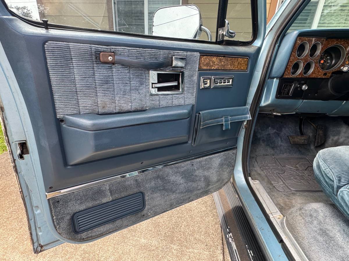 Gmc-suburban-1989-10