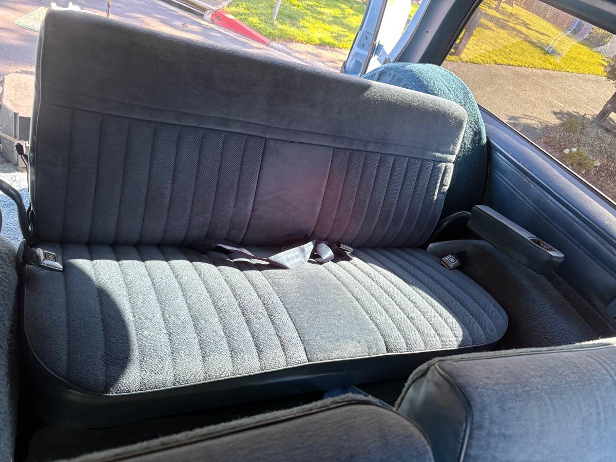 Gmc-suburban-2500-diesel-1986-12