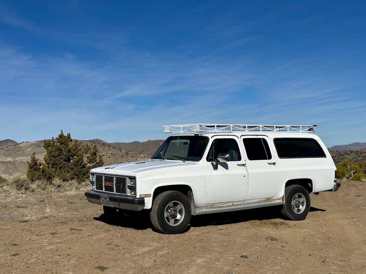 Gmc-suburban-diesel-1983-white-10
