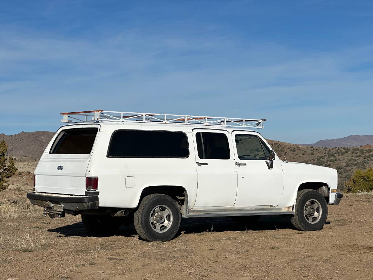 Gmc-suburban-diesel-1983-white-11